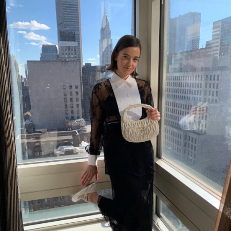 Céline Buckens featured the bag of fashion brand Miu Miu. 